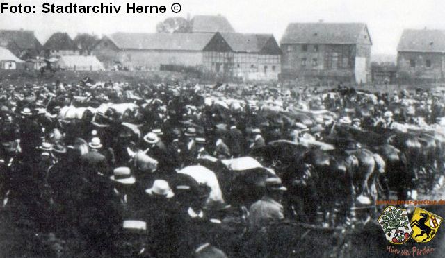 Pferdemarkt, mitte-rechts im Hintergrund die Cranger Mühle, 1907