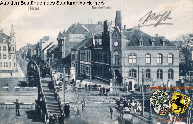 Datei:Alter Bahnhof mit Fußgängerbrücke, nach Norden schauend, 1907.jpg