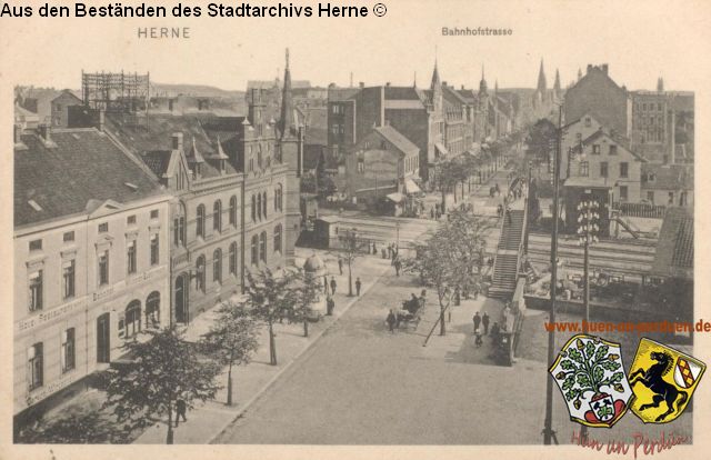 Datei:Alter Bahnhof mit Fußgängerbrücke, nach Süden, Anfang 1900.jpg