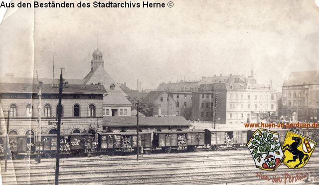 Datei:Altes und neues Bahnhofsgebäude, 06.08.2014.jpg