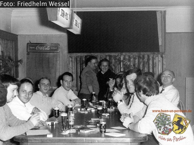 Datei:Auf der Kegelbahn bei Homann um 1970 Friedhelm Wessel.jpg