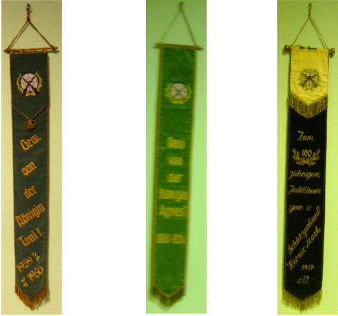 Hier die Fahnenbänder, mit der die Traditionsfahne von 1899 geschmückt wurde. [1]