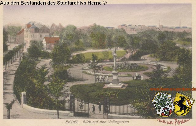 Datei:Eickeler Volksgarten mit Siegessäule, kolorierte Postkarte, gelaufen 1918.jpg
