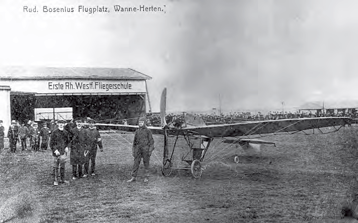 Datei:Hans Grade am Flugplatz Wanne-Herten.png