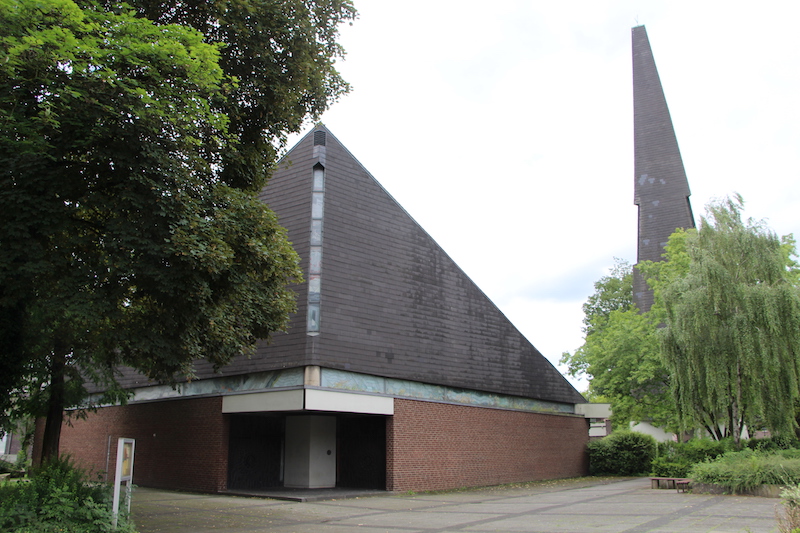 Datei:Heilig Geist Kirche Eingang 9948 Thorsten Schmidt 20170723.jpg