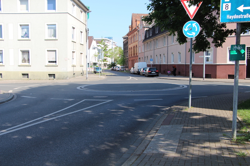 Datei:Kreisverkehr Haydnstraße Hülshoffstraße Thorsten Schmidt 20170514.jpg