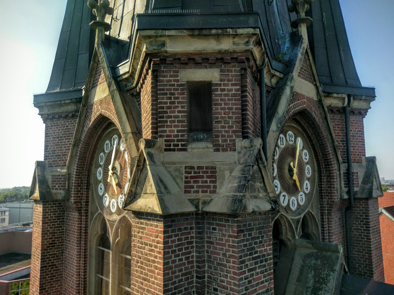 Datei:Kreuzkirche Turm-Uhr Marcus Schubert 20160909.jpg