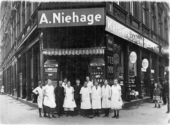 Datei:Niehage-Bahnhofstraße 47 Menschen.jpg