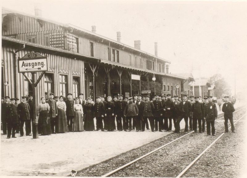 Datei:Personal vor dem alten Bahnhof Wanne.jpg