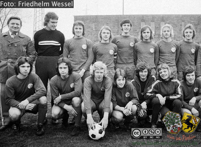 Datei:Roland Kosien mit Ball S04-Jugend 1973, oben Abbi und Bruns.jpeg