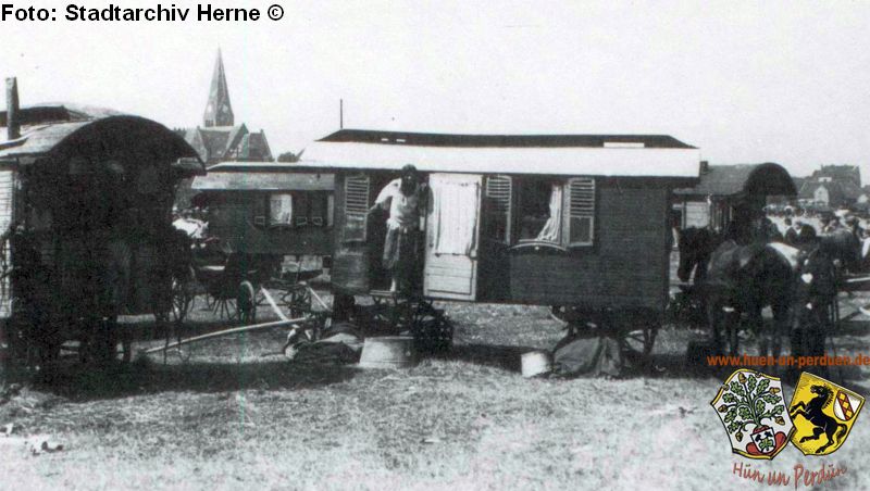 Datei:Sinti auf der Cranger Kirmes in Wanne-Eickel, um 1930.jpg