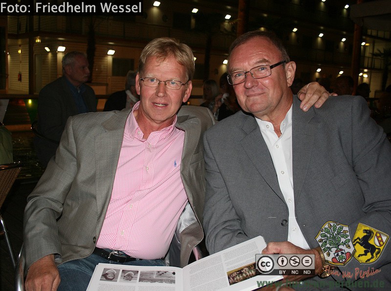 Datei:Zwei sodinger Fußblall-Legenden Roland Kosien (links) und Jürgen Wohlfahrt.jpeg