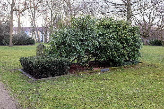 Grabstätte von Georg Hirdes (1851 - 1931) auf dem alten evangelischen Friedhof an der Kirchhofstraße in der Innenstadt von Herne. (Aufnahme vom März 2014)