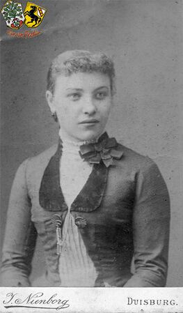 Elisabeth Matz, nach Auskunft der Sammlung eine Schwester von Ludwig Matz. Das Atelier lag in Duisburg, Königstraße 4, und wurde nach 1910 vom Hofphotographen Roth übernommen.