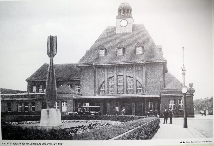 Banhofsplatz um 1938