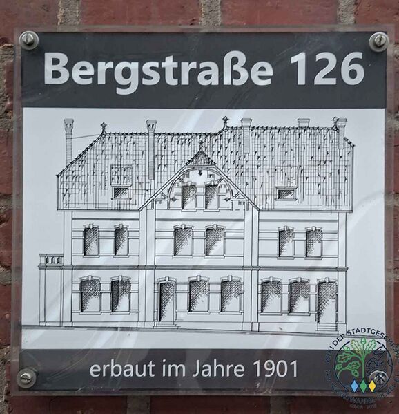 Datei:Bergstraße-126-Plakette-2026.jpg