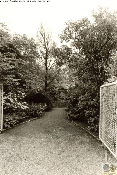 Datei:Eingang zum Friedhof.jpg
