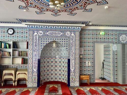 Die Gebetsnische (Herne Merkez Camii) befindet sich ganz vorne und zentral in der Moschee und zeigt in Richtung Kaaba. Dieser Platz ist für den Vorbeter; von hier aus betet der Gelehrte vor und die Gemeinde betet nach.