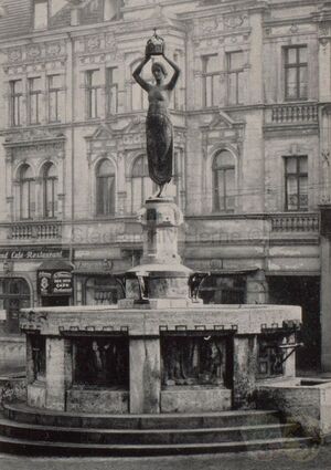 Hohenzollern-Brunnen und Figur.jpg