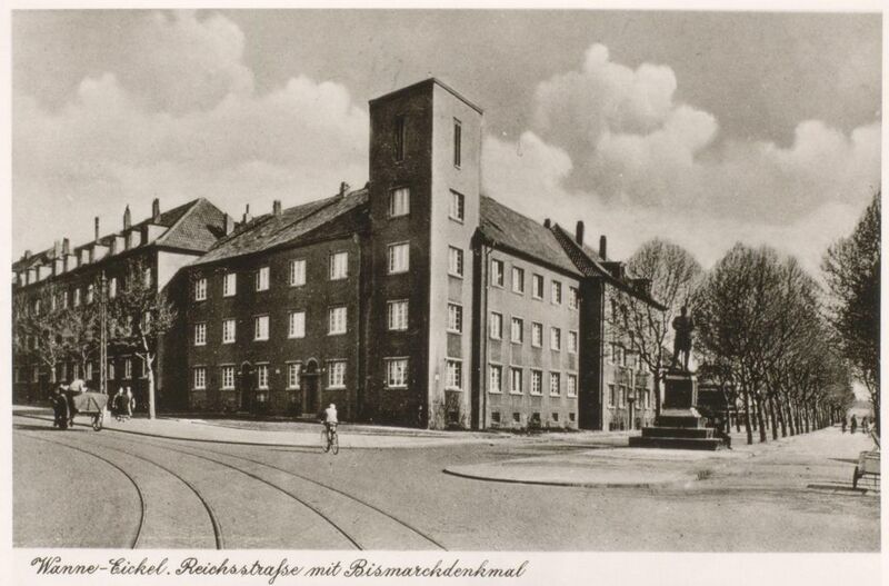 Datei:Reichsstraße mit Bismarckdenkmal.jpg