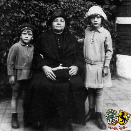 Elisabeth Matz, geborene Kölling, mit zwei Enkelkindern, undatiert.