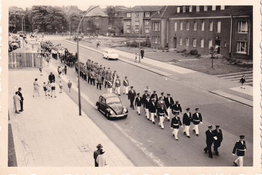Schützenumzug auf der Eickeler Straße (heute Holsterhauser Straße). Ca. zwischen 1954 und 1958. Vordergrund der BSV Holthausen und dann der BSV St. Hubertus.[2]