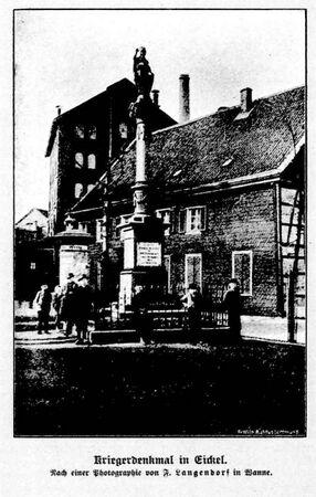 Die Siegessäule an ihrem ersten Aufstellungsplatz, dem Eickeler Markt. Sie blickt über den Markt in Richtung Königstraße. Urspünglich auf den Eingang der alten St. Johannis Kirche.