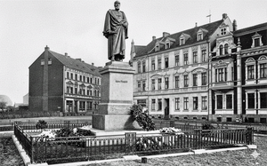 Steinplatz Kaiser Friedrich denkmal.png