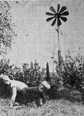 Das andere Bild zeigt die Windmühlenflügel eines Dynamos, den einer der Hausbewohner in Ermangelung eines Stromanschlusses baute. Wenn es recht windig ist, klappt es hin und wieder mit dem eigenen Elektrizitätswerk. Auf der Wiese davor spielen die Kinder. (WAZ-Bilder: Goling)