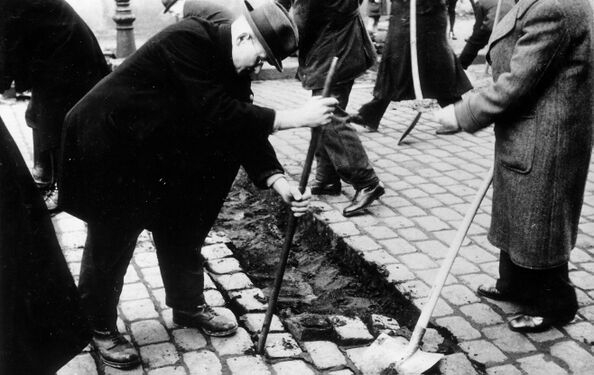 Bau der Straßensperren in der Baumstraße, März 1945.