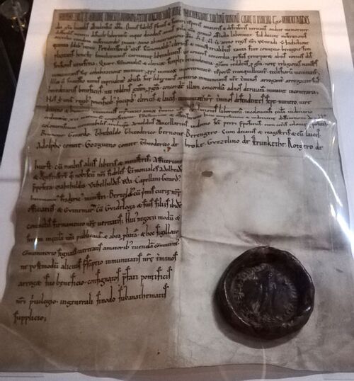 Originalurkunde in der Ausstellung "Eine Klasse für sich. Adel an Rhein und Ruhr" im Ruhr Museum auf Zollverein am 5. Juni 20022. Namenserwähnung direkt über dem Siegel.