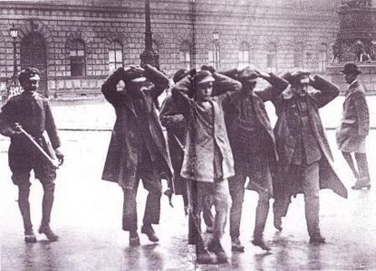 Arbeiter werden abgeführt zur Erschießung [2]