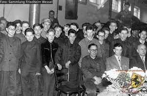 Auszubildende des Lehrjahres 1958 werden in der Lehrwerkstatt von FdG 1-2 begrüßt.jpg