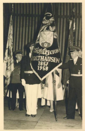 Bataillonskommandeur, Schützenoberst Wilhelm Langewellpoth, hat mit seinen Fahnenoffizieren die geweihte Fahne in Obhut genommen. [2]