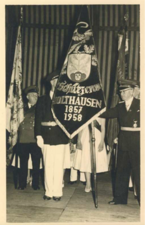 BSV Holthausen Bataillonskommandeur mit Fahne 1958 Sammlung Elsbeth Ruthe.png