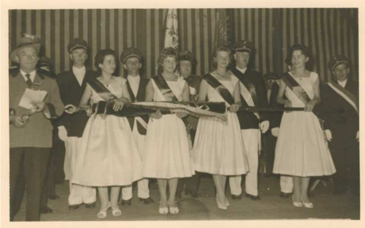 Die Ehrendamen Ingrid Schnettelker, Elsmarie Wiesche, Dora Neumann und Jutta Maiwald mit der noch eingerollten Fahne undErnst Kubzig vom Westfälischen Schützenbund [3]