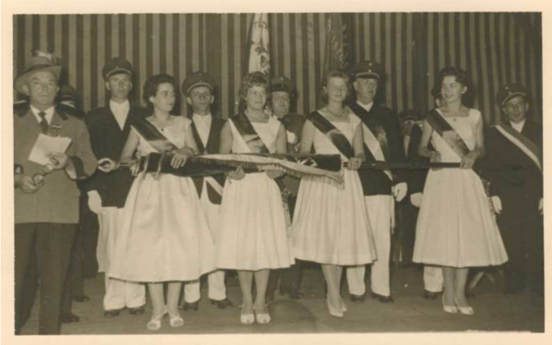 Datei:BSV Holthausen Ehrendamen 1958 Sammlung Elsbeth Ruthe.png