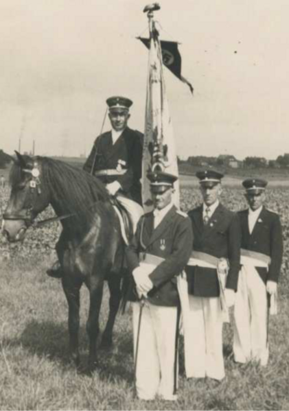 Datei:BSV Holthausen Fahnenoffiziere 1935 Sammlung Werner Ruthe.png