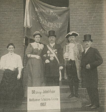 1907 Königspaar mit Gefolge und Fahne vor der Gaststätte Schulte. [1]