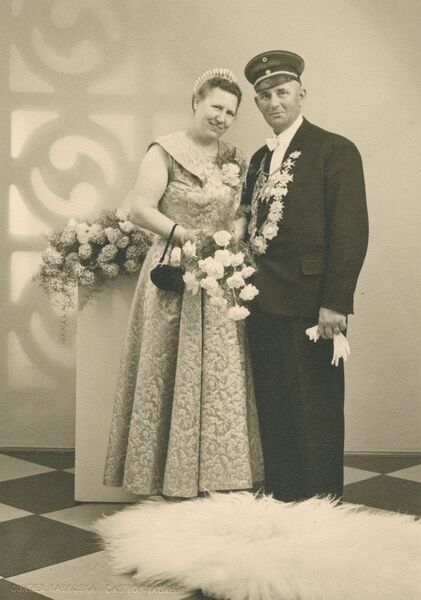 Datei:BSV Holthausen Königspaar 1957 Sammlung Werner Ruthe.jpg