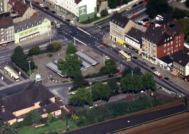 Datei:Bahnhofsplatz 1992 RVR HER 457 Ausschnitt.jpg