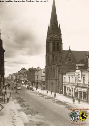 Bahnhofstraße mit St. Bonifatius Kirche, 1930er Jahre.jpg