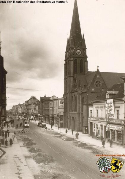 Datei:Bahnhofstraße mit St. Bonifatius Kirche, 1930er Jahre.jpg