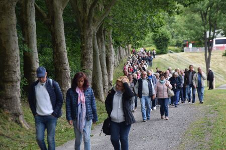 Die Bauvereinsmitglieder auf dem Weg zum Schiff.
