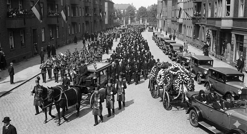 Datei:Beispielbild-Beisetzung-Leichenzug Herne 1929.jpg