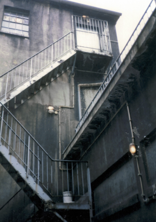 Die Treppe im Hinterhof zum Vorführraum für Kino 1 und 4 [4]]]