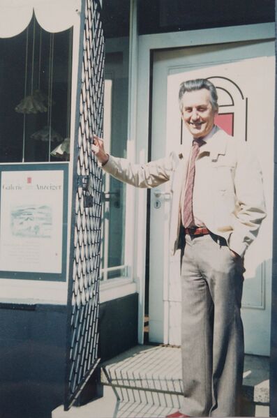 Datei:Conrad Gries vor der Galerie Eingang Rote Tür.jpg