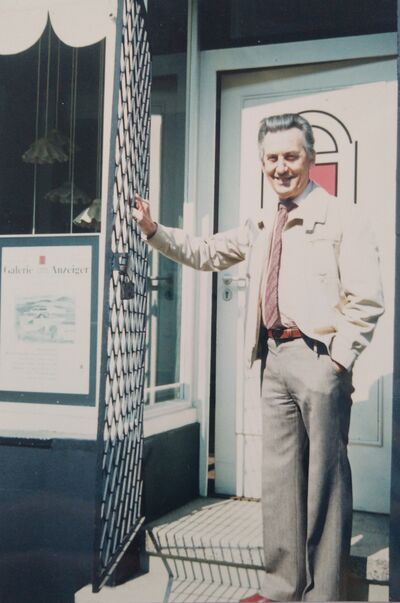 Conrad Gries vor der Galerie Eingang Rote Tür.jpg