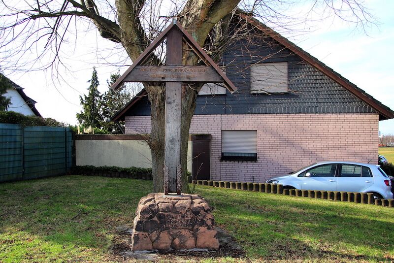 Datei:Das Pestkreuz und die Linde Gerd Biedermann 20170205.JPG