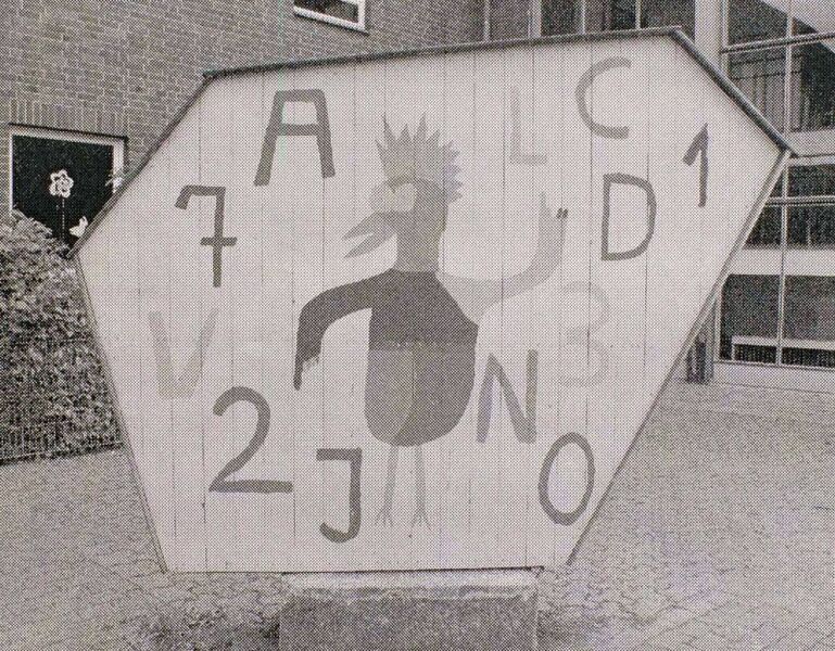 Datei:Denkmal mit Holz ummantelt und bemalt.jpg